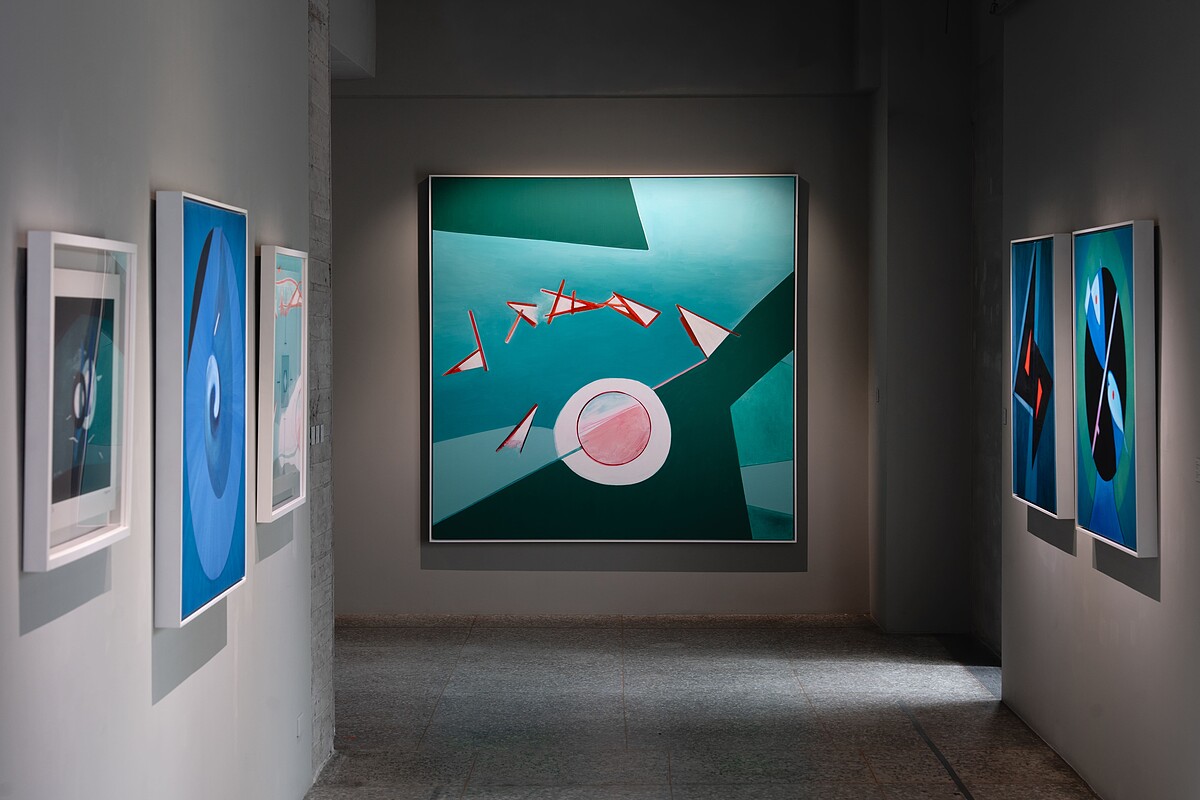 霍剛以去除多餘回到本質的「減法」，探尋形的空間意趣，善用邊線和色塊來壓縮、扭轉空間《The Bards of Time and Space 吟遊時空──霍剛 Ho Kan、權純益 Kwon Soonik》 &copy; 金馬賓館當代美術館 ALIEN Art Centre