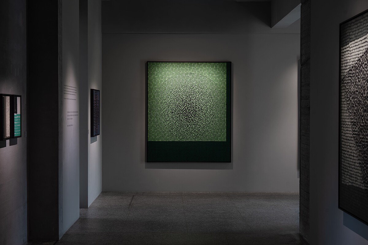 權純益以每日臨帖修行般的「加法」，流露光點在行進間的流動之氣，經由層疊筆觸與物質質地，凝聚時間的能量《The Bards of Time and Space 吟遊時空──霍剛 Ho Kan、權純益 Kwon Soonik》 &copy; 金馬賓館當代美術館 ALIEN Art Centre 