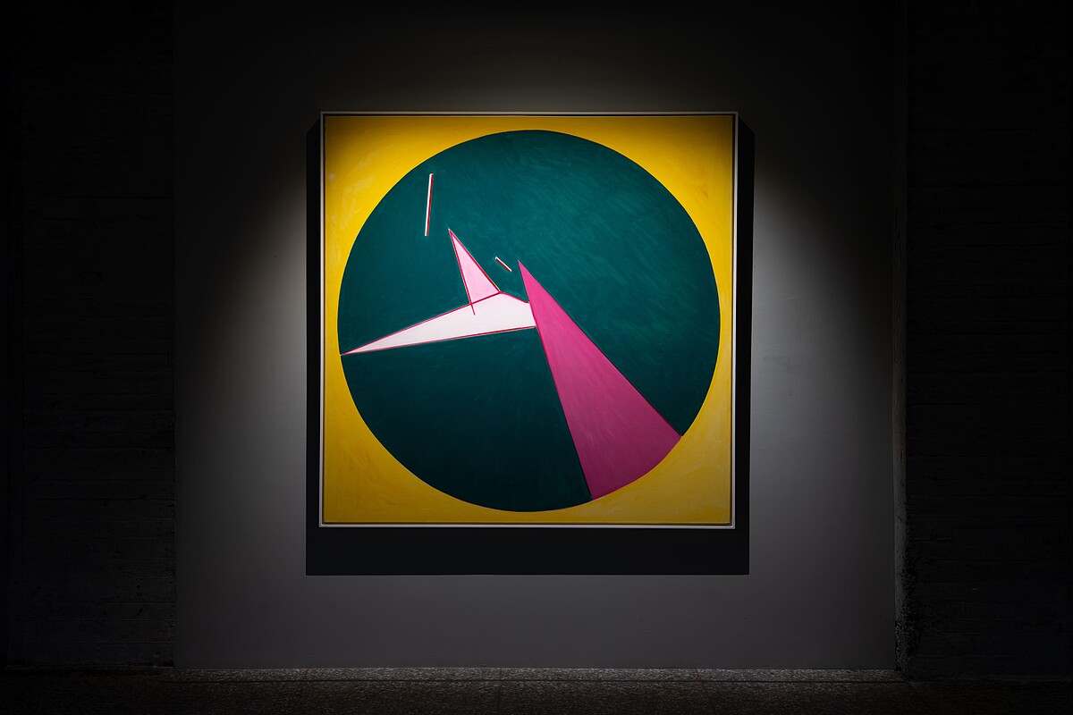 霍剛以深綠圓形映襯亮黃色畫面，搭配粉紅幾何形體，營造兼具張力與靜謐的幾何抽象畫面。《The Bards of Time and Space 吟遊時空──霍剛 Ho Kan、權純益 Kwon Soonik》 &copy; 金馬賓館當代美術館 ALIEN Art Centre