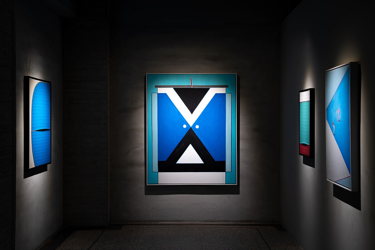 權純益的畫面似吸鐵般引人進入，霍剛的畫面則如外太空般令人漂浮其中，觀者將在「引力」、「漂浮」間的張力與平衡中「行走」，感受天、地、人與多重空間的關係。《The Bards of Time and Space 吟遊時空──霍剛 Ho Kan、權純益 Kwon Soonik》 &copy; 金馬賓館當代美術館 ALIEN Art Centre