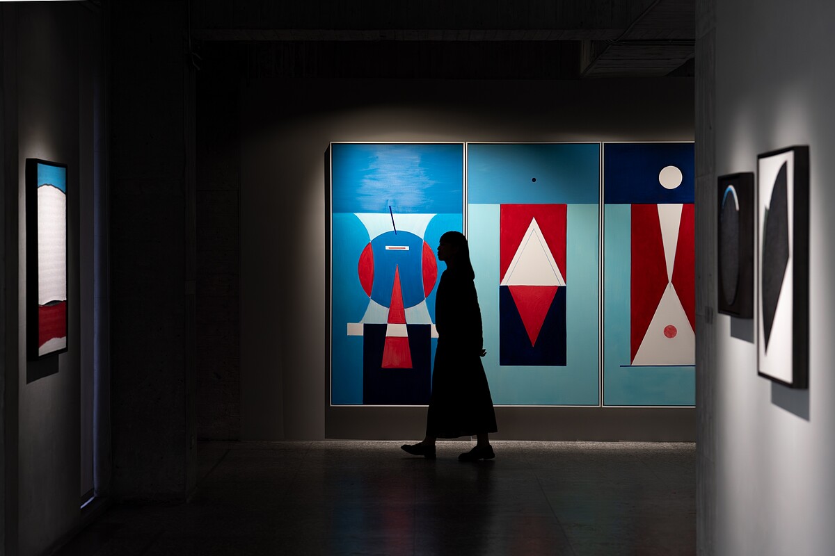 霍剛以圓、方、三角與短線為引，將陰陽調和及宇宙虛空融入神秘意象《The Bards of Time and Space 吟遊時空──霍剛 Ho Kan、權純益 Kwon Soonik》 &copy; 金馬賓館當代美術館 ALIEN Art Centre