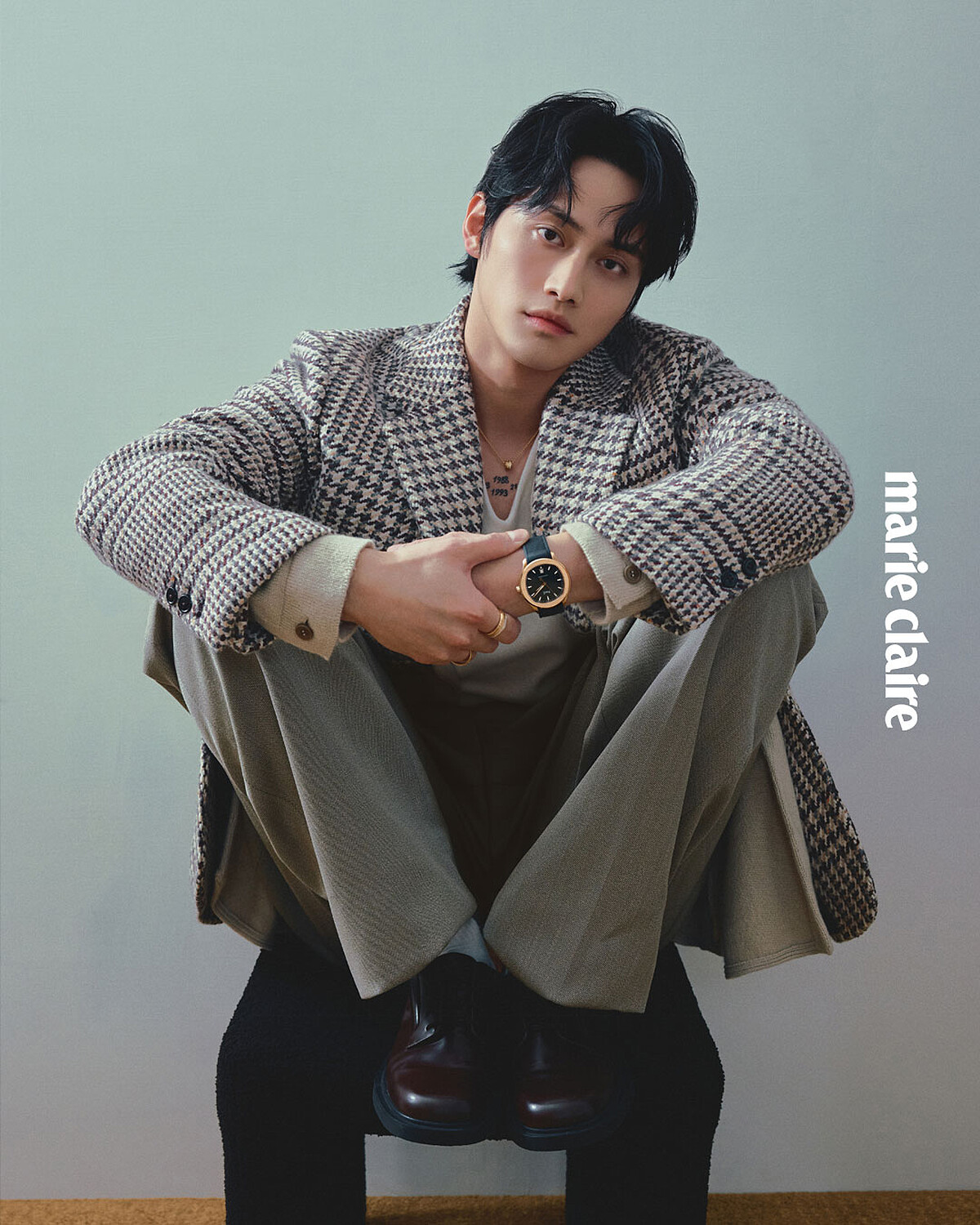 PIAGET Polo系列玫瑰金自動上鍊腕錶、Possession系列宮廷式雕刻飾紋手鐲、戒指、項鍊，all by Piaget；米色千鳥紋西裝外套、米色開襟針織衫、米色西裝長褲，all by Zegna；白色背心、棕色皮鞋，both by Sandro。