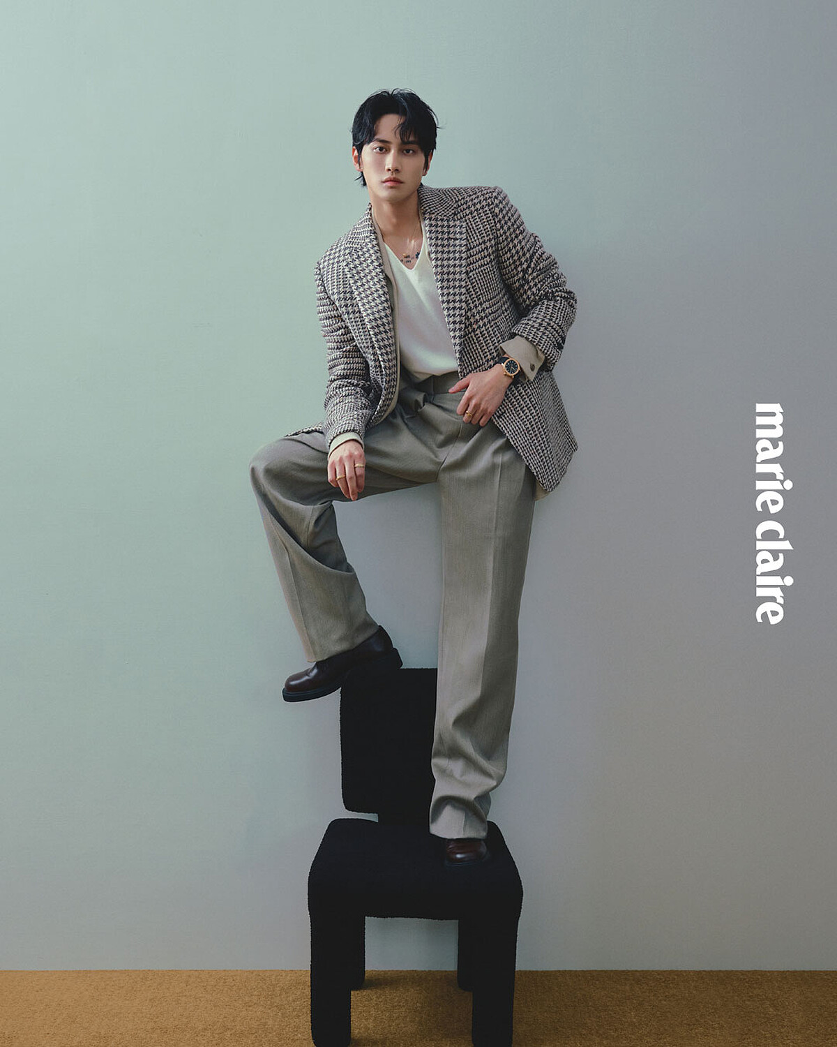 PIAGET Polo系列玫瑰金自動上鍊腕錶、Possession系列宮廷式雕刻飾紋手鐲、戒指、項鍊，all by Piaget；米色千鳥紋西裝外套、米色開襟針織衫、米色西裝長褲，all by Zegna；白色背心、棕色皮鞋，both by Sandro。