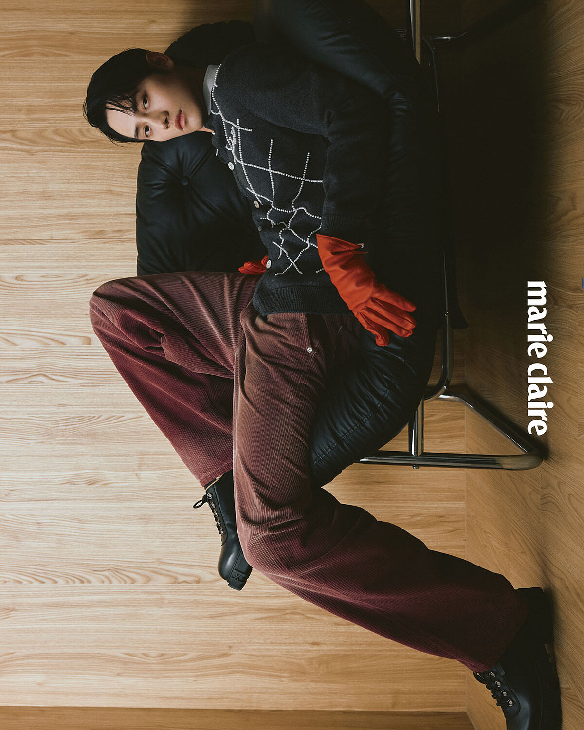 珍珠刺繡開襟衫、白襯衫，both by Louis Vuitton；酒紅色燈芯絨長褲、黑色厚底皮鞋，both by Dior；紅色皮手套，Ferragamo。