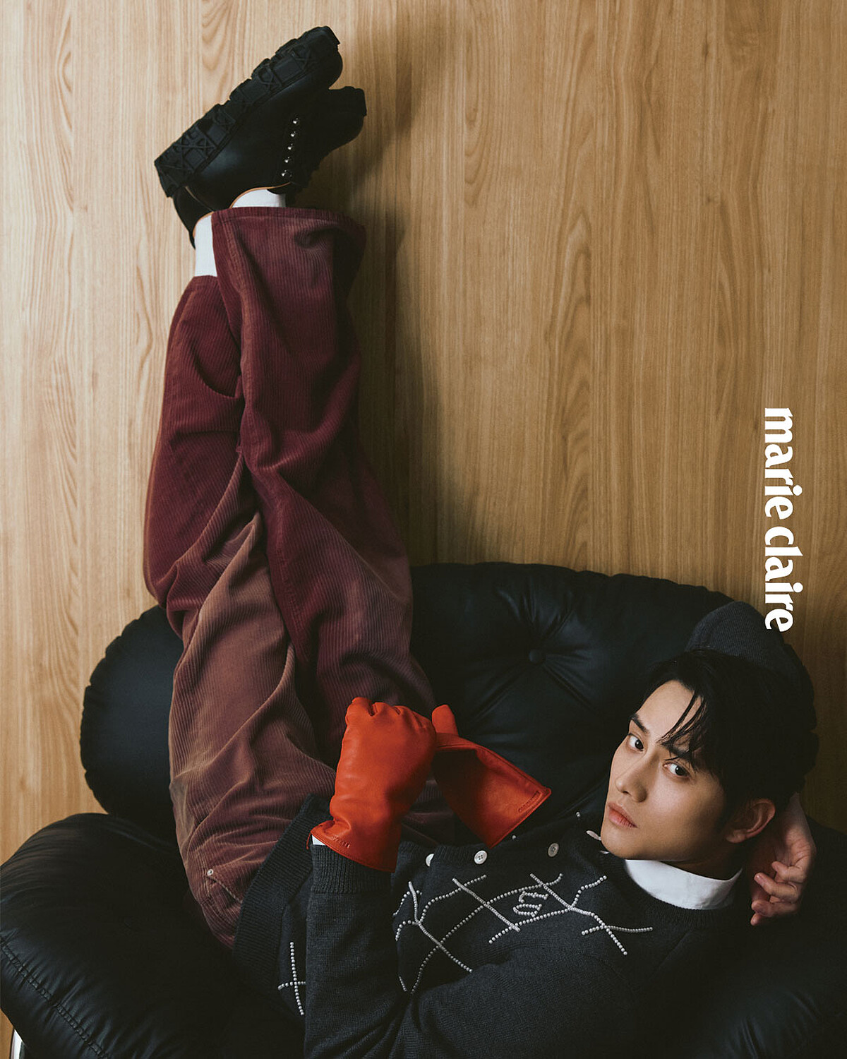 珍珠刺繡開襟衫、白襯衫，both by Louis Vuitton；酒紅色燈芯絨長褲、黑色厚底皮鞋，both by Dior；紅色皮手套，Ferragamo。