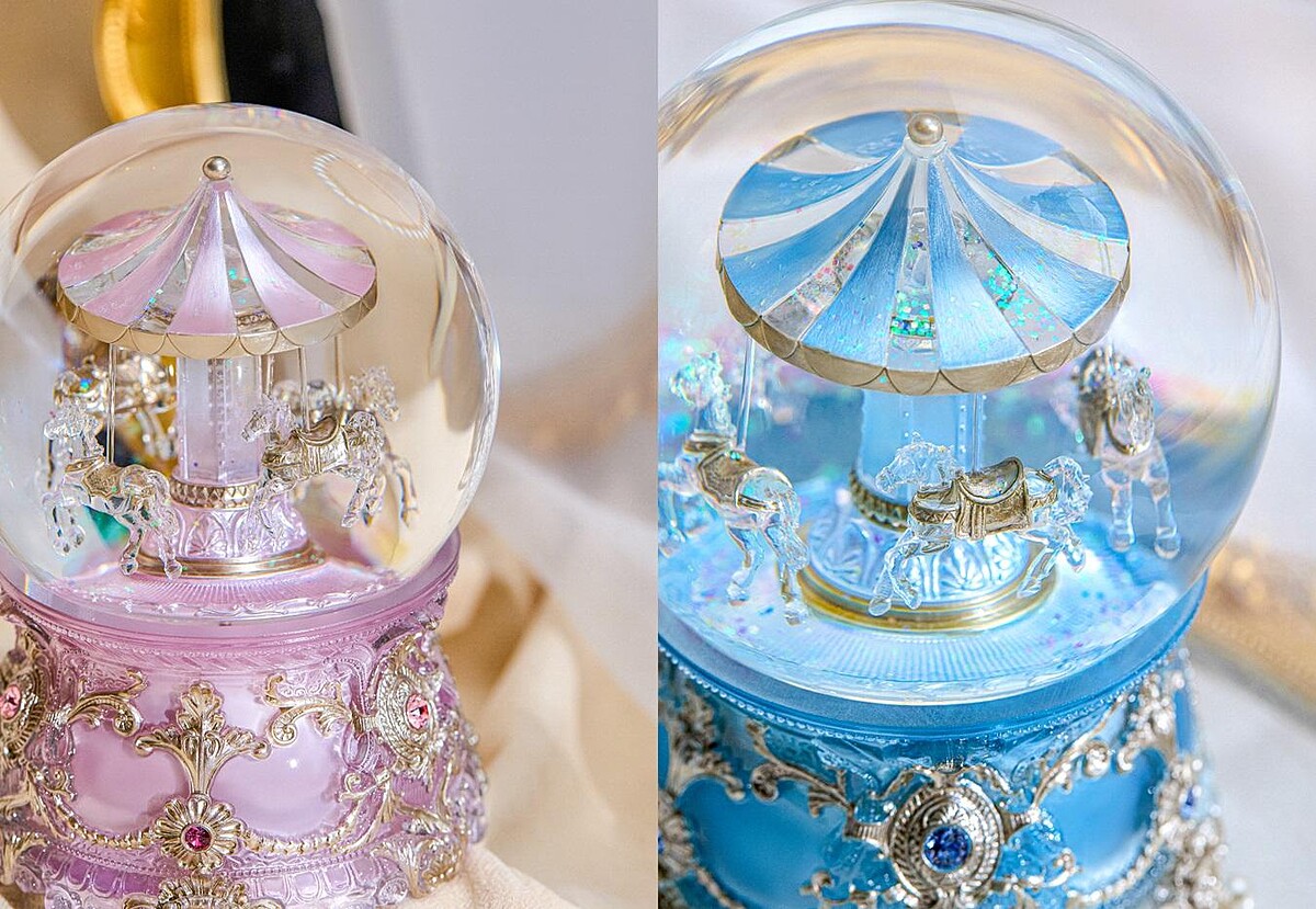 琉光旋轉木馬 水晶球音樂盒(晨曦粉、月光藍)。