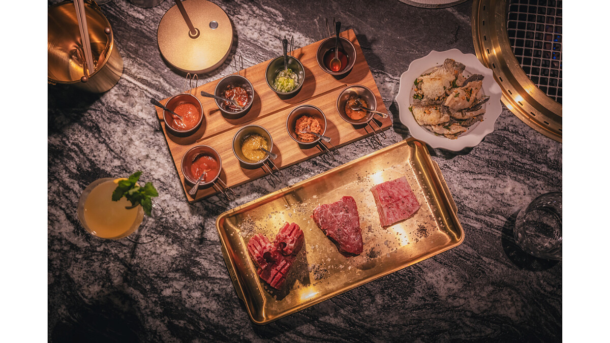 CHAR CHAR 提供八款特製醬料（美式 BBQ、台式烤肉、川味麻辣、泰式酸辣、港式蔥薑、日式壽喜燒、韓式鹽味芝麻油、紐奧良乾碟），可自由搭配出自己最愛的吃法。