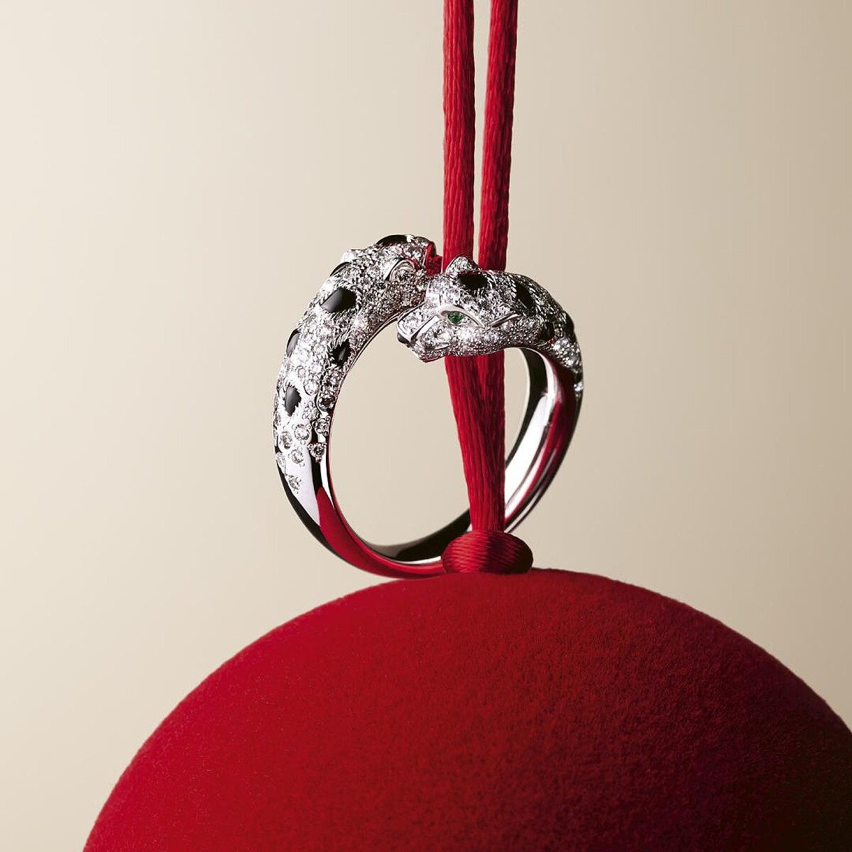 Panth&egrave;re de Cartier 白K金鑲鑽戒指。