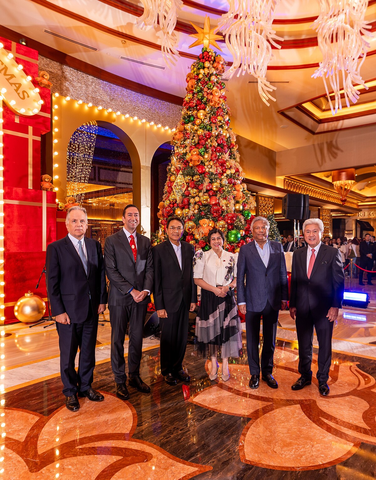 （左起）Solaire Resort 營運資深副總裁 David Batchelor；博奕營運執行副總裁 Cyrus Sherafat；帕拉納克市市長 Edwin Olivarez；菲律賓觀光部助理部長 Sharlene Batin；PAGCOR 主席暨執行長 Alejandro Tengco；Bloomberry Resorts Corporation 副董事長 Donato Almeda。