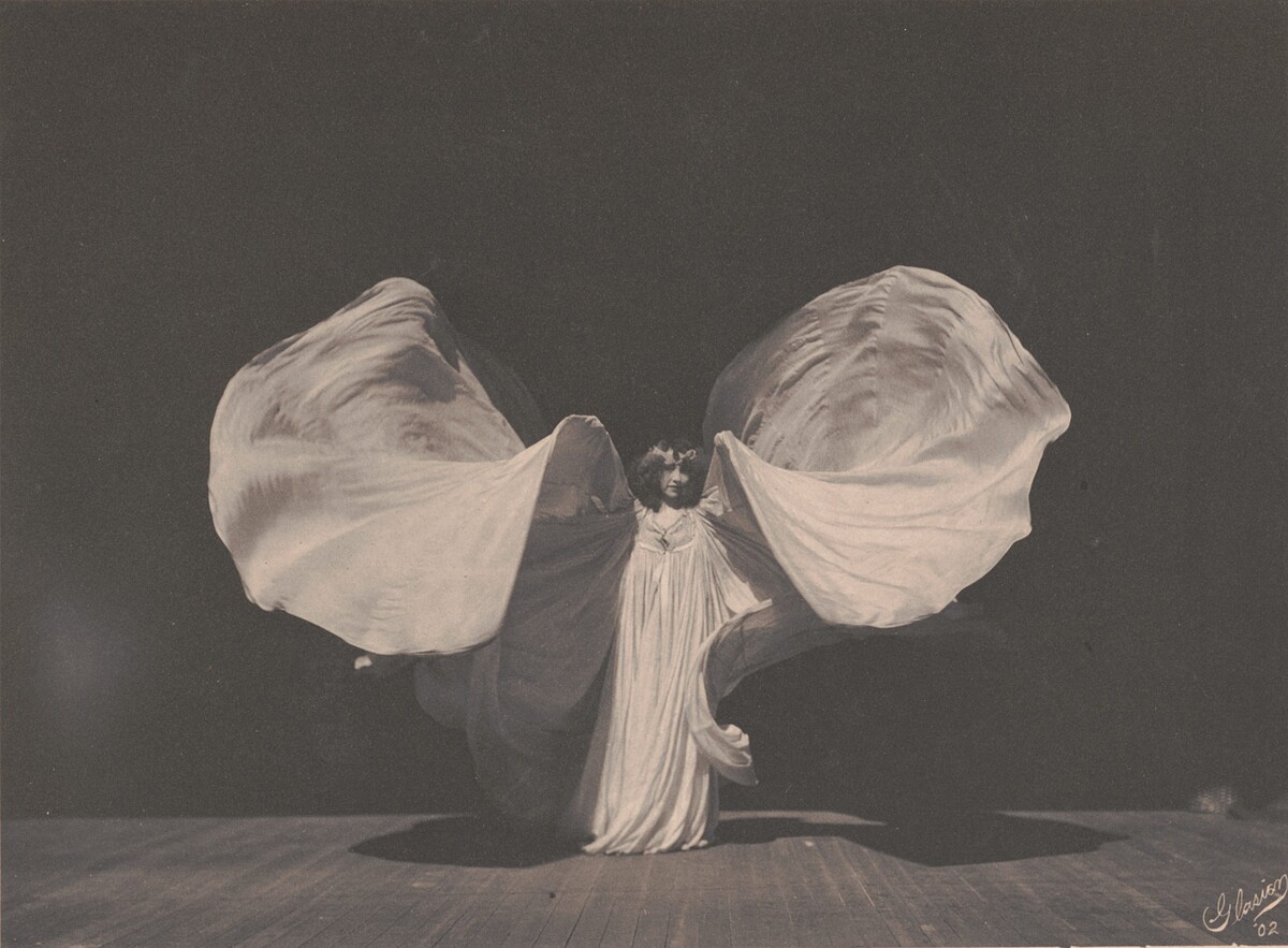 Portrait of Fuller by Frederick Glasier, 1902｜via wiki: Loie_Fuller