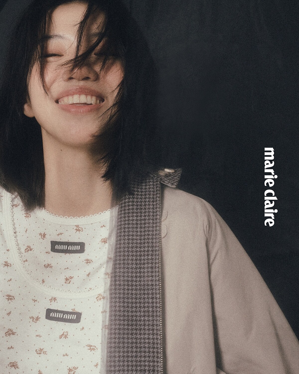 棉質撞色外套、花卉印花上衣，both by Miu Miu。