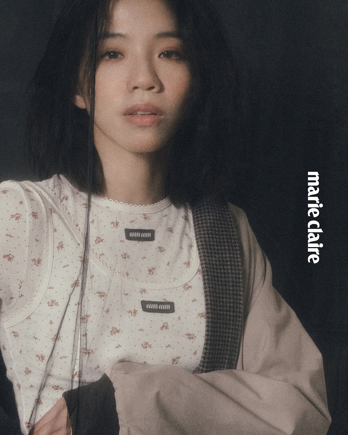 棉質撞色外套、花卉印花上衣，both by Miu Miu。