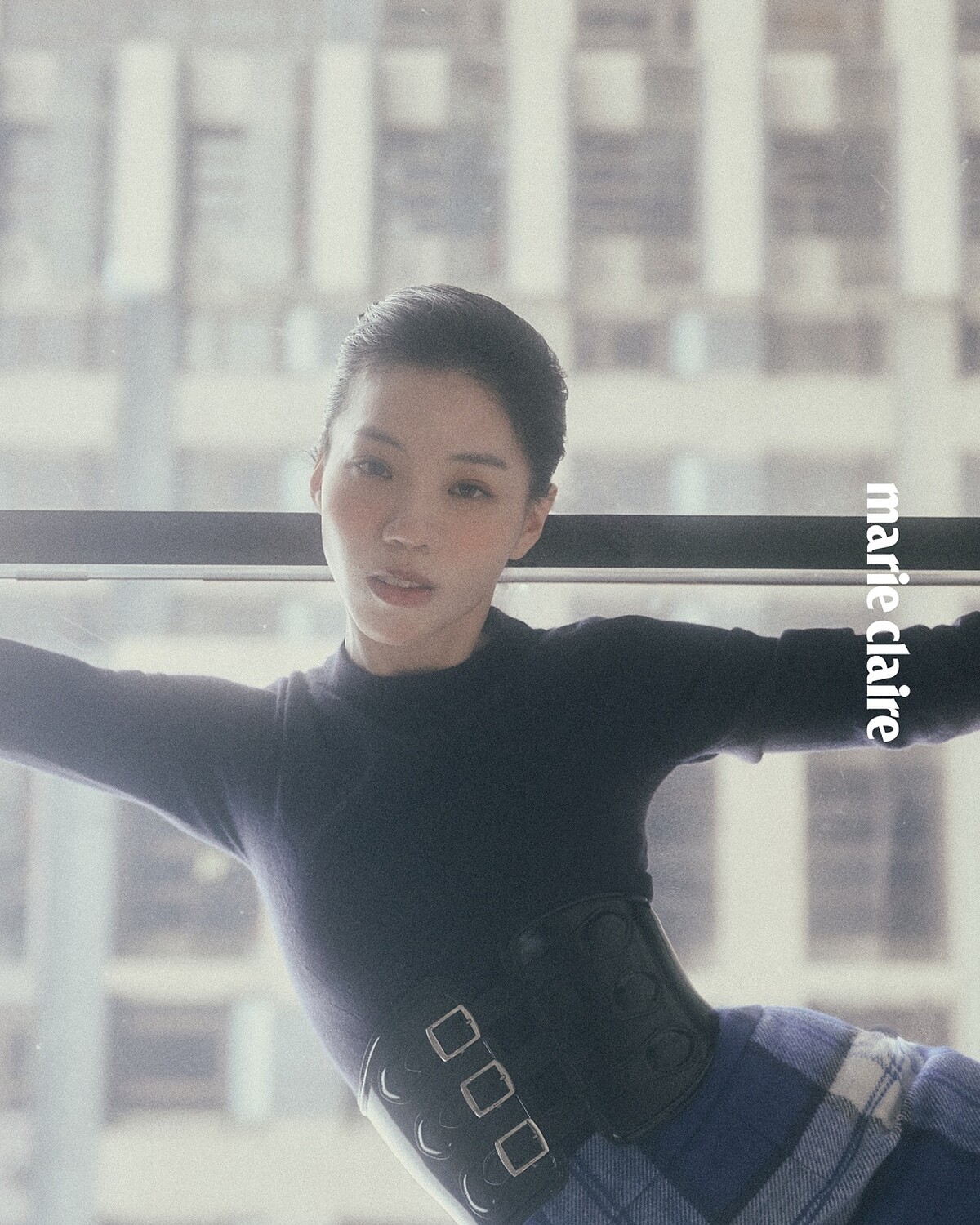  麻花羊毛針織上衣、立體格紋裙、寬版腰封，All by Bally；Loro Pian 綠色混色羊絨手套。