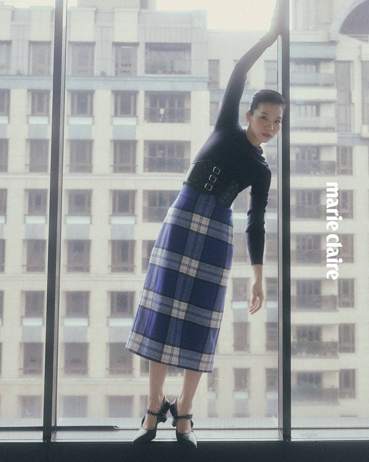  麻花羊毛針織上衣、立體格紋裙、寬版腰封、GLENDY 鉚釘孟克鞋，All by Bally；Loro Pian 綠色混色羊絨手套。