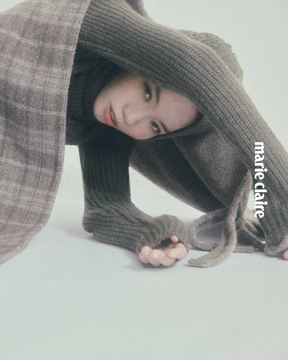 綠色混色羊絨連身裙、綠色混色羊絨套頭冷帽，Both by Loro Piana；Burberry圍巾。