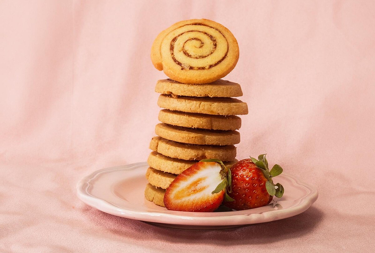 Aunt Stella詩特莉即日起推出應景的「草莓捲心餅乾」。