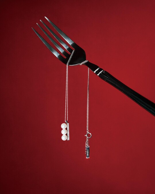 balance plus neo系列18K 白金鑲嵌阿古屋珍珠與鑽石墜鍊，TASAKI。