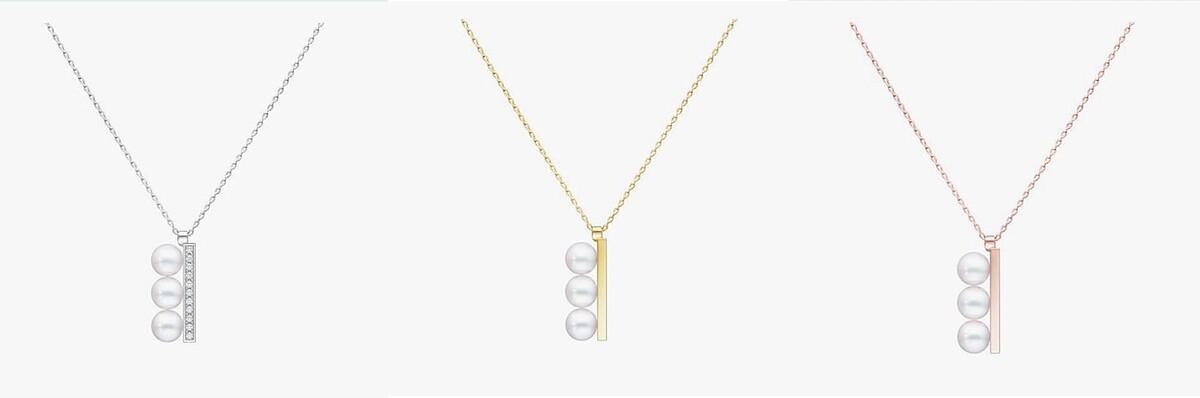 圖左至右：TASAKI balance plus neo系列18K白金鑲嵌阿古屋珍珠與鑽石墜鍊、18K黃金鑲嵌阿古屋珍珠墜鍊、18K櫻花金鑲嵌阿古屋珍珠墜鍊。