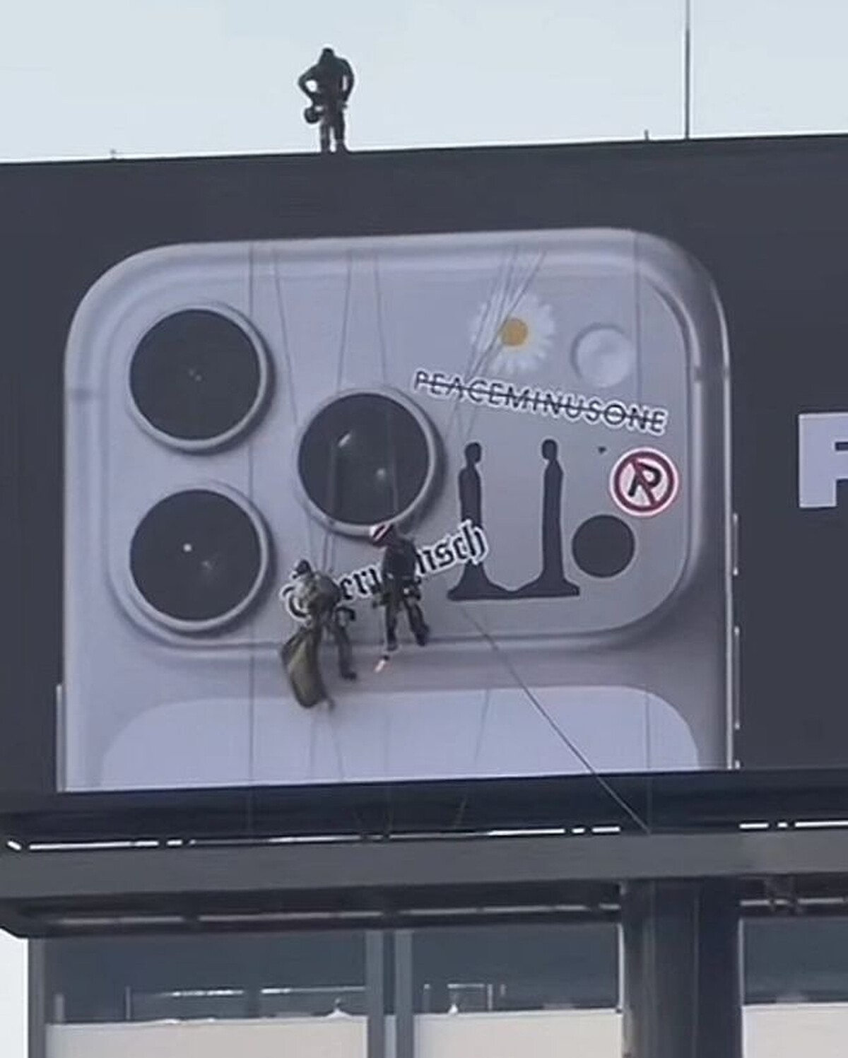 iPhone 17 Pro鏡頭背蓋搭配上&Uuml;bermensch巡演周邊貼紙