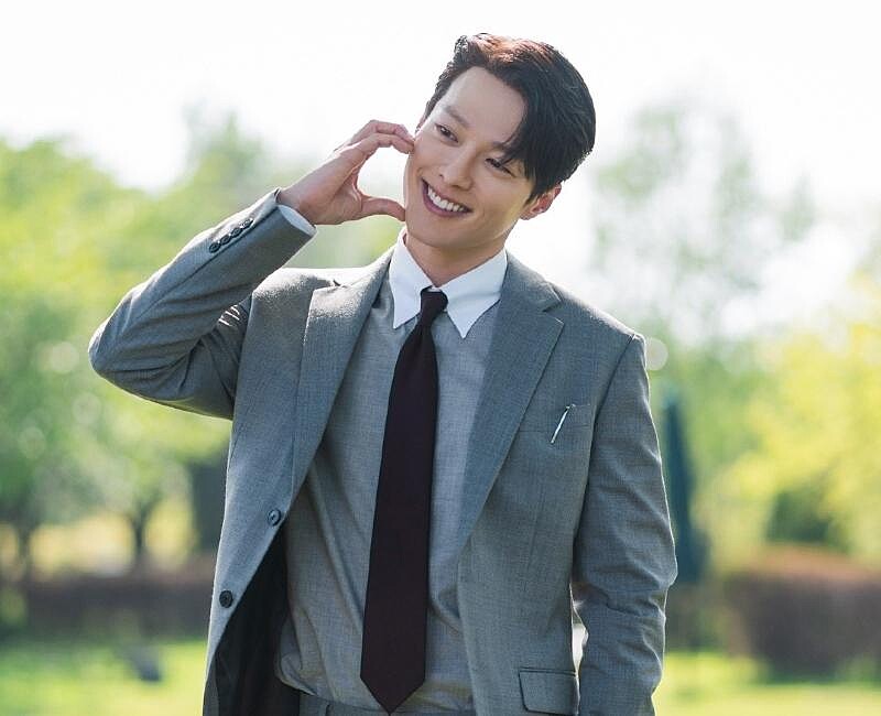 《一吻爆炸》張基龍比臉頰愛心