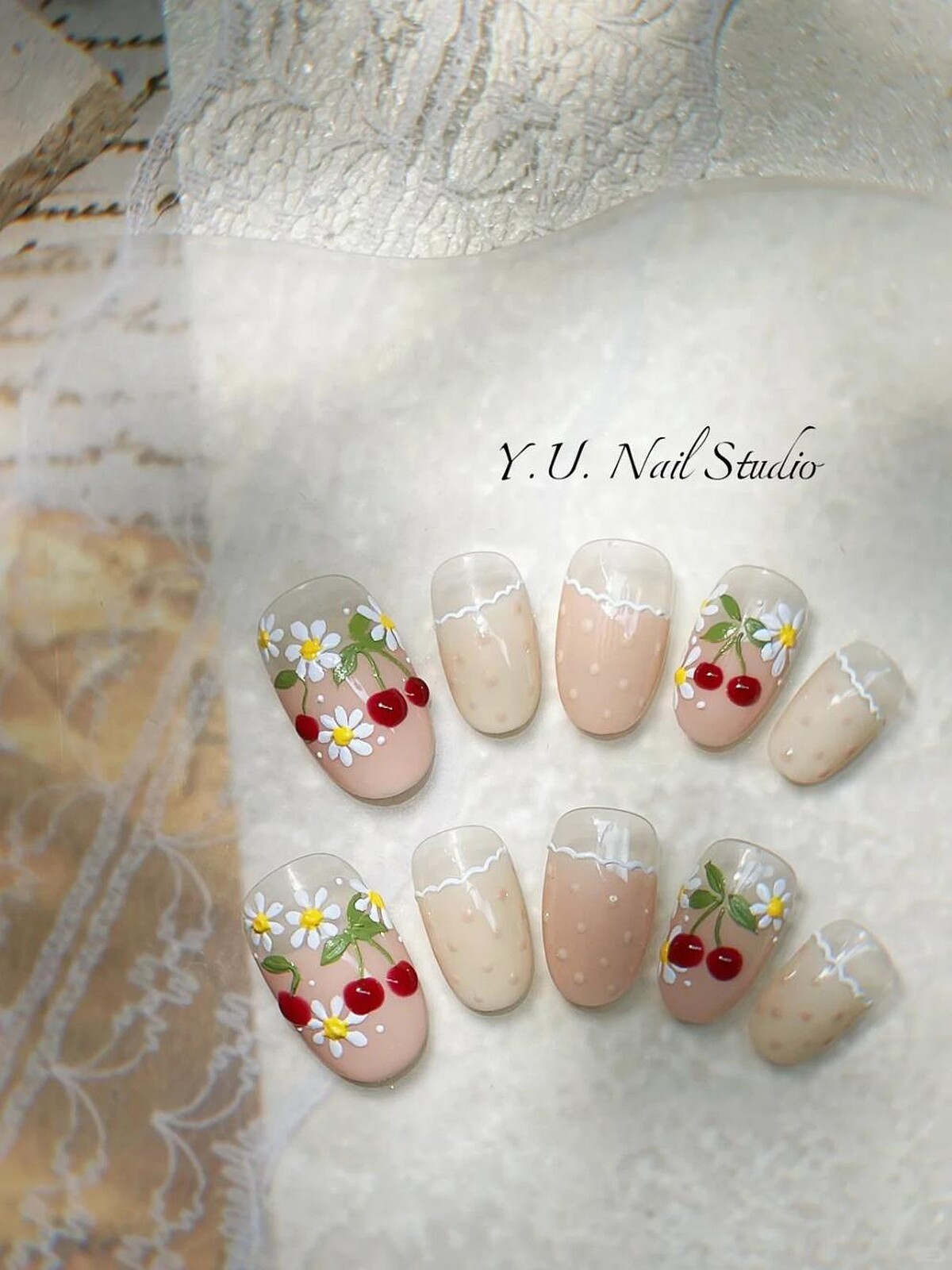 櫻桃雛菊美甲範本(Photo/小紅書@遇尔姿美甲工作室)