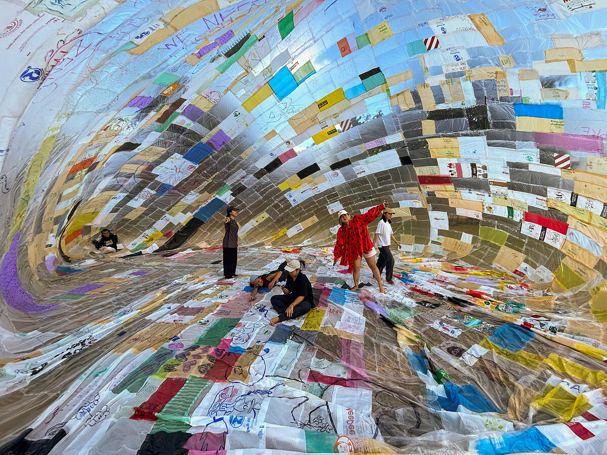 〈空氣太陽博物館〉在泰國雙年展,泰國清萊,2023年。攝影:Joaquín Ezcurra。圖片由Aerocene基金會以 CC BY-SA 4.0 授權提供。