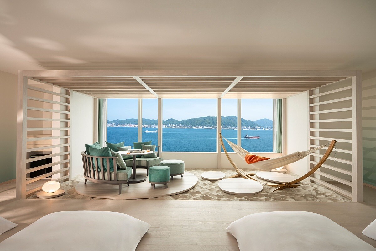 空間使用清爽俐落的線條搭配柔和的大地色調。