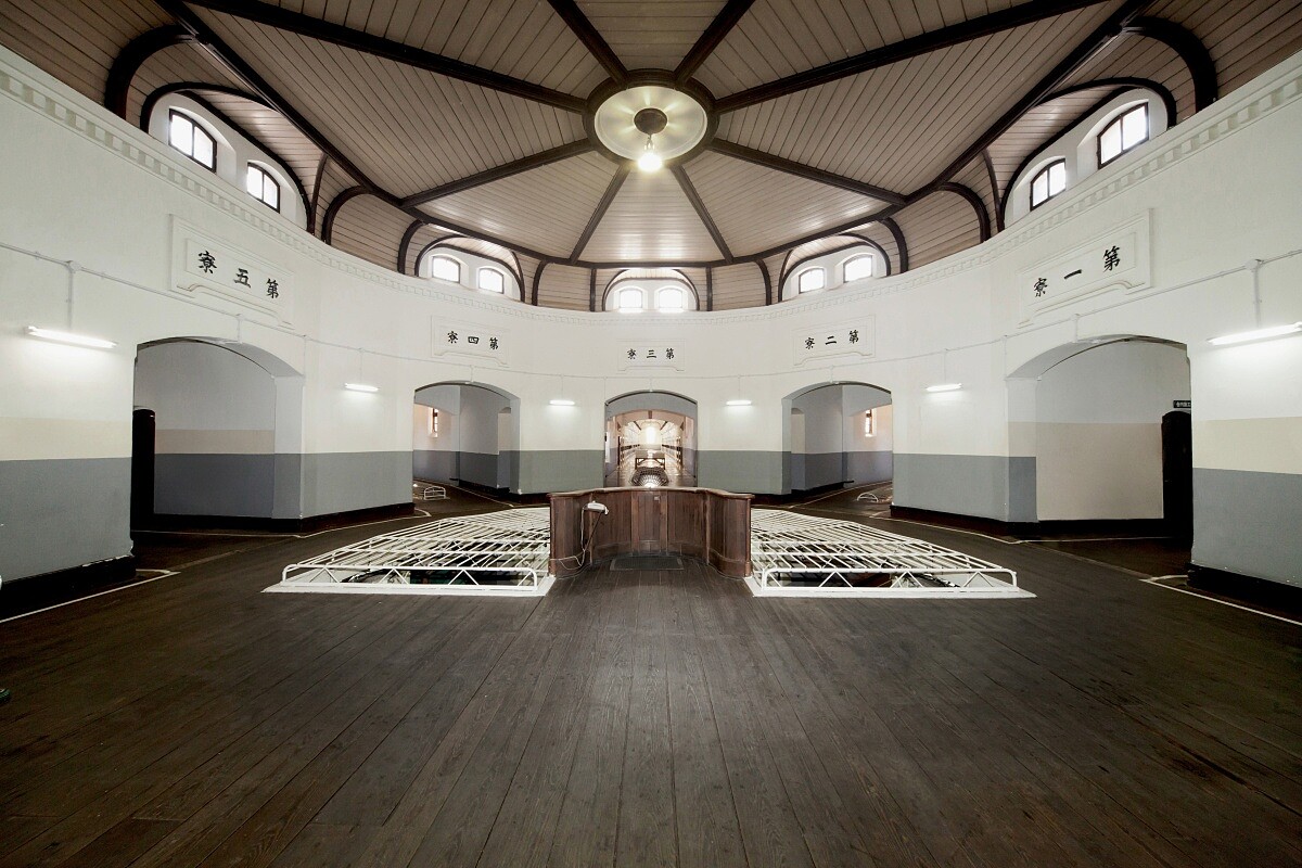 建築由平面放射式布局構成。