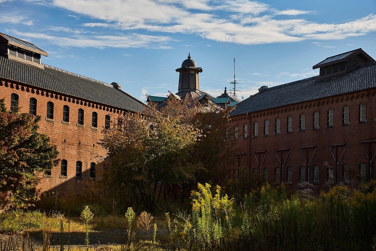 戶外部分同樣保留完整的紅磚建築群。