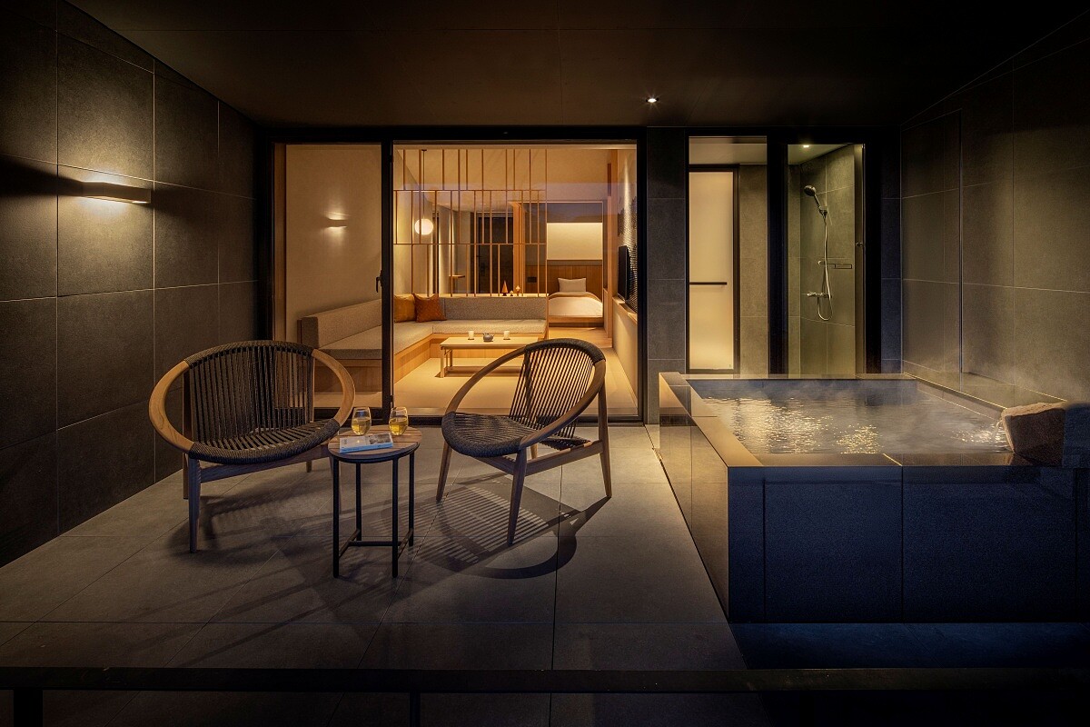 「界 草津」將「溫泉街的熱鬧」與「旅館的安靜」完美串連。