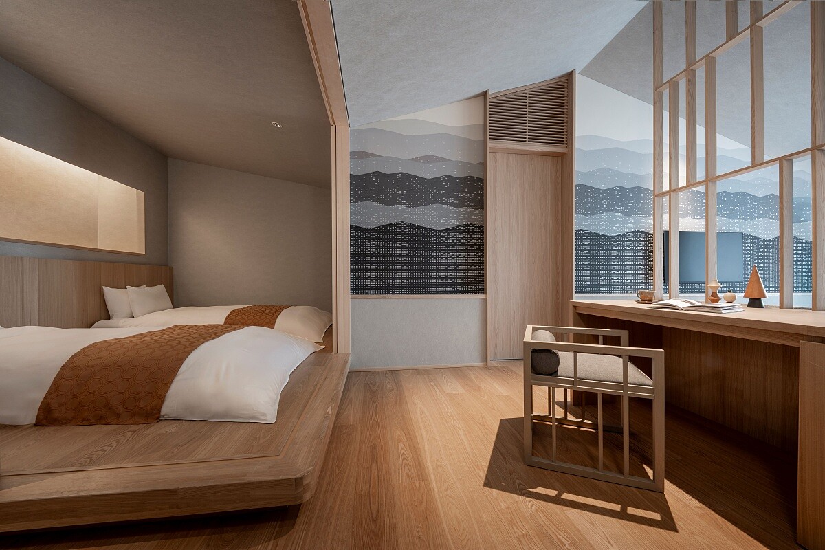 室內空間以柔和木質與溫暖色調為主。