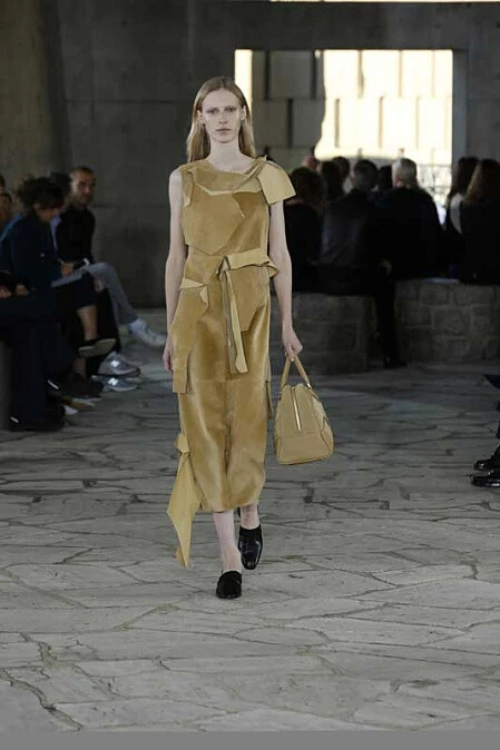 Oro麂皮洋裝 (Oro Suede Dress)：這是 LOEWE 最標誌性的顏色。