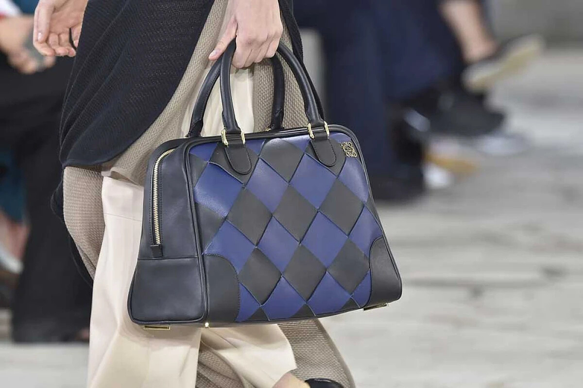 Loewe Amazona 皮革菱格紋拼接包
