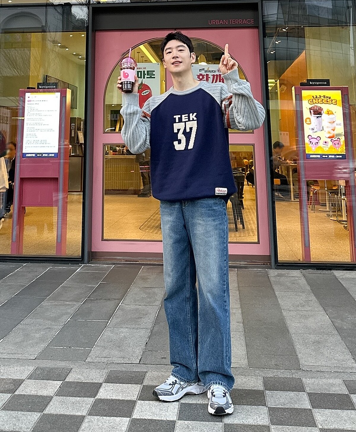 李帝勳穿著針織衫造型