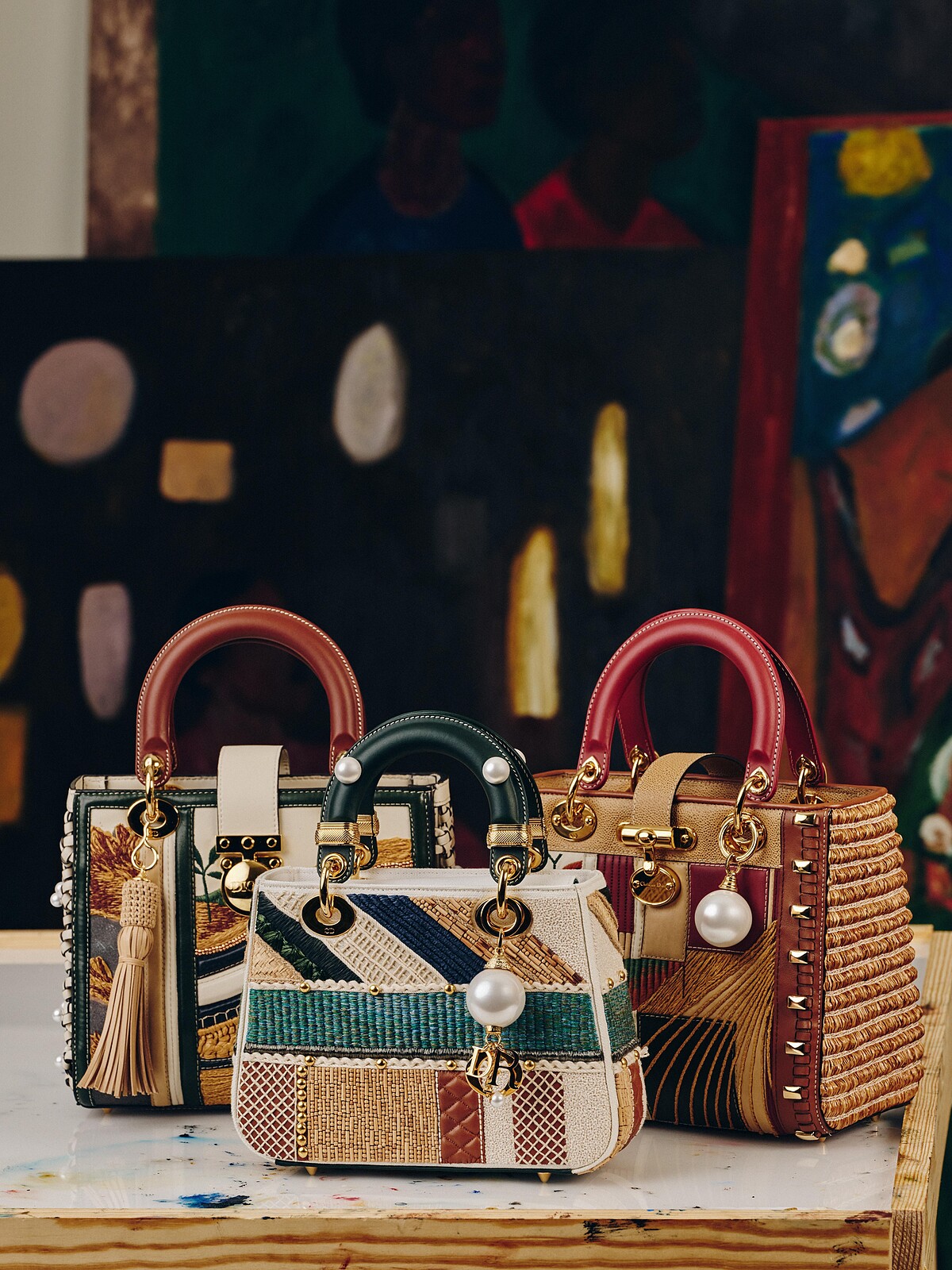 美國藝術家Patrick Eug&egrave;ne以小羊皮製成，包身以絲線、拉菲草與編織小牛皮精緻刺繡，搭配金色金屬飾件。&copy; Heather Sten。