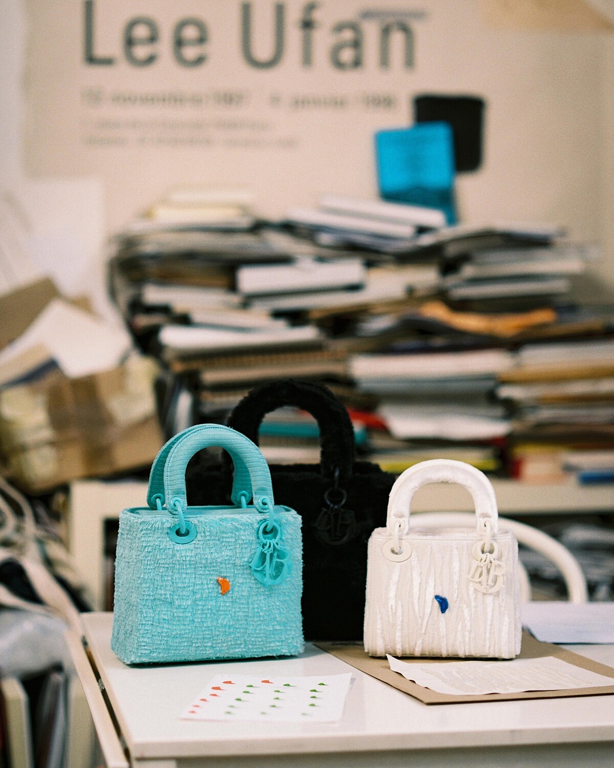 韓國藝術家李禹煥（Lee Ufan）作品，Dior Lady Art Lee Ufan 小型提包（左起）、Dior Lady Art Lee Ufan 中型提包、Dior Lady Art Lee Ufan 迷你提包。&copy; Marion Berrin。