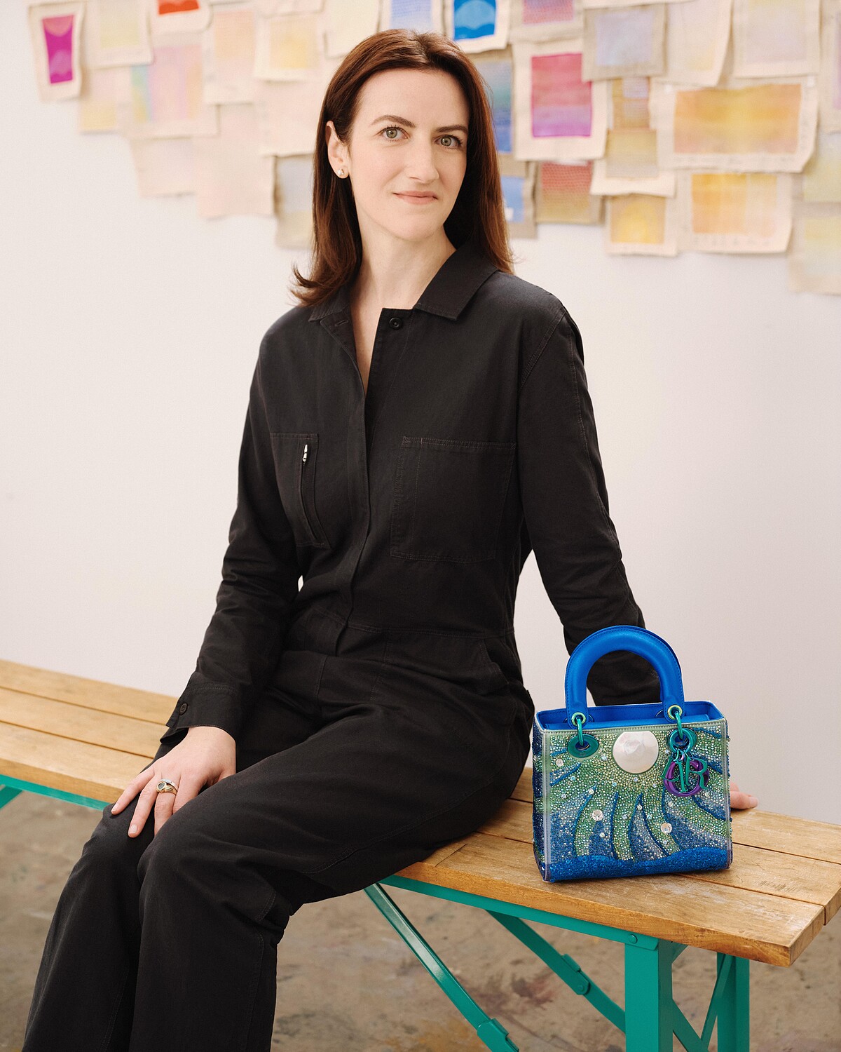 美國藝術家 Jessica Cannon所設計的Dior Lady Art Jessica Cannon 小型提包，以藍色印花緞面打造，包身綴以亮片、水晶與施華洛世奇水鑽精緻刺繡。搭配藍色虹彩金屬飾件。&copy; Joe Perri。