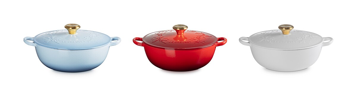 琺瑯鑄鐵媽咪鍋26cm (海岸藍/櫻桃紅/棉花白) 金頭，定價NT$19,650。