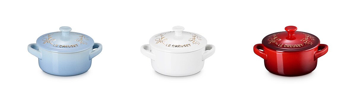 歡樂耶誕迷你圓烤盅 (海岸藍/櫻桃紅/棉花白)，定價NT$1,850 /個。