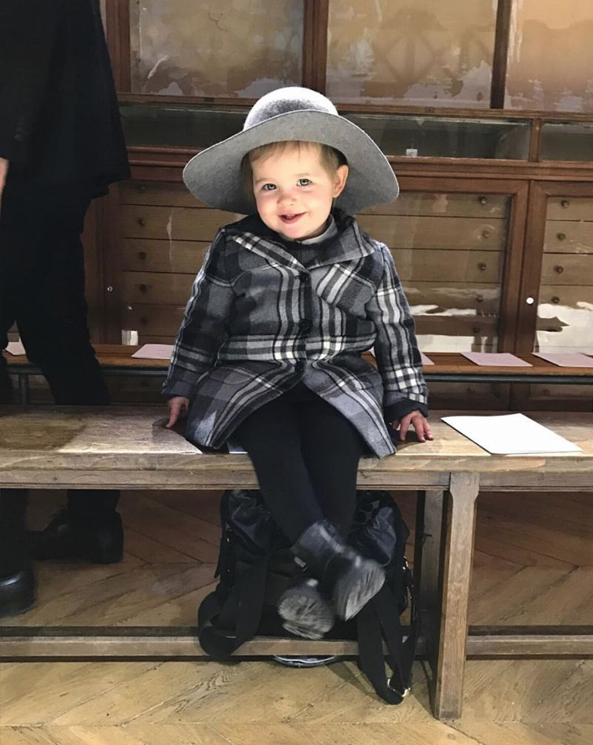 經典的格紋大衣，「圓沿帽」等頭飾配件