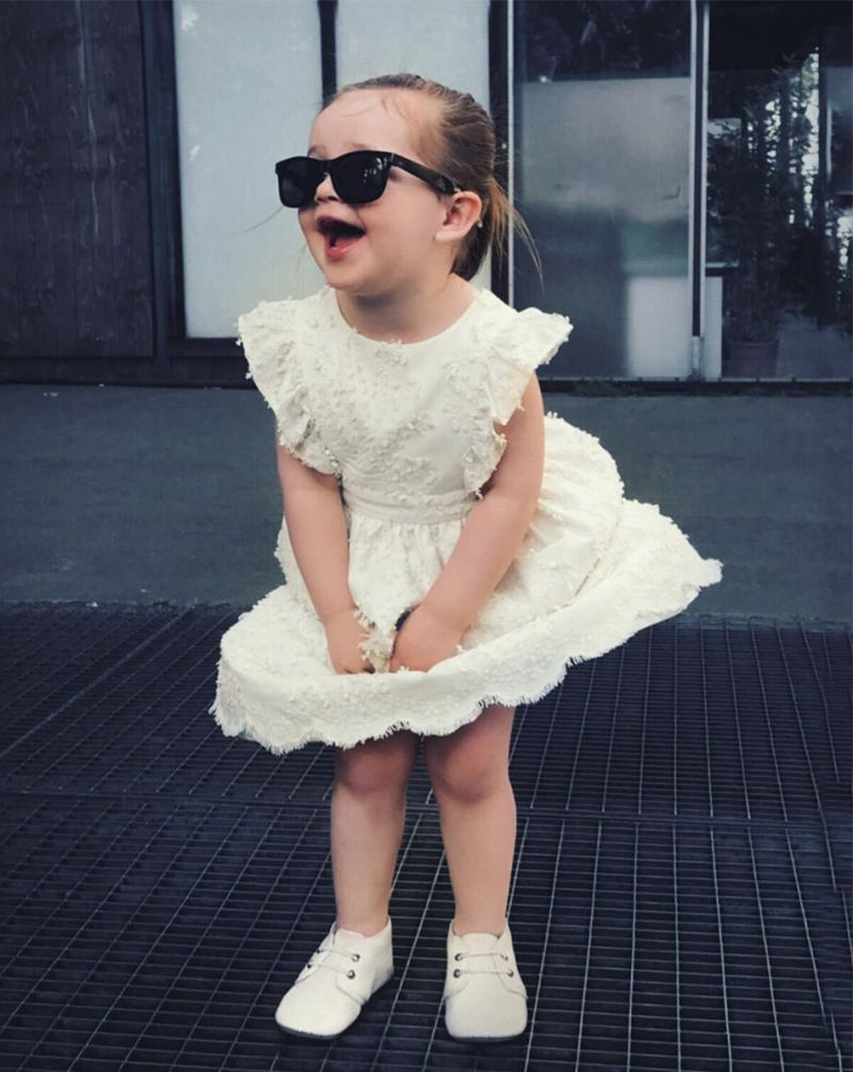 公主風洋裝時，戴上一副墨鏡