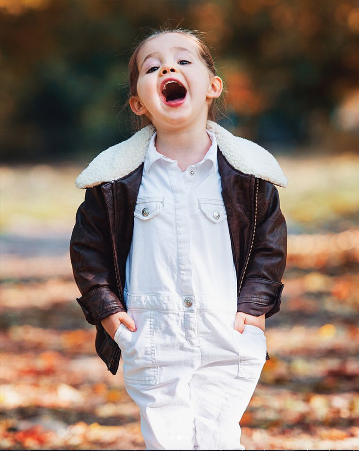 中性的皮衣夾克，配上簡約服飾