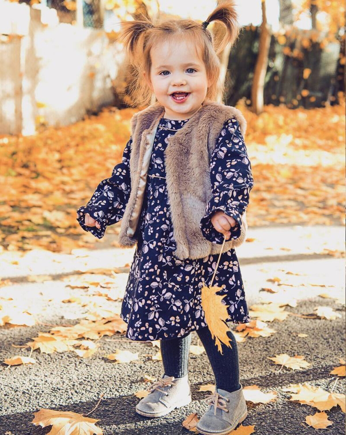 葉子圖案的洋裝罩上奢華感毛絨背心，綁個俏皮的沖天炮髮型