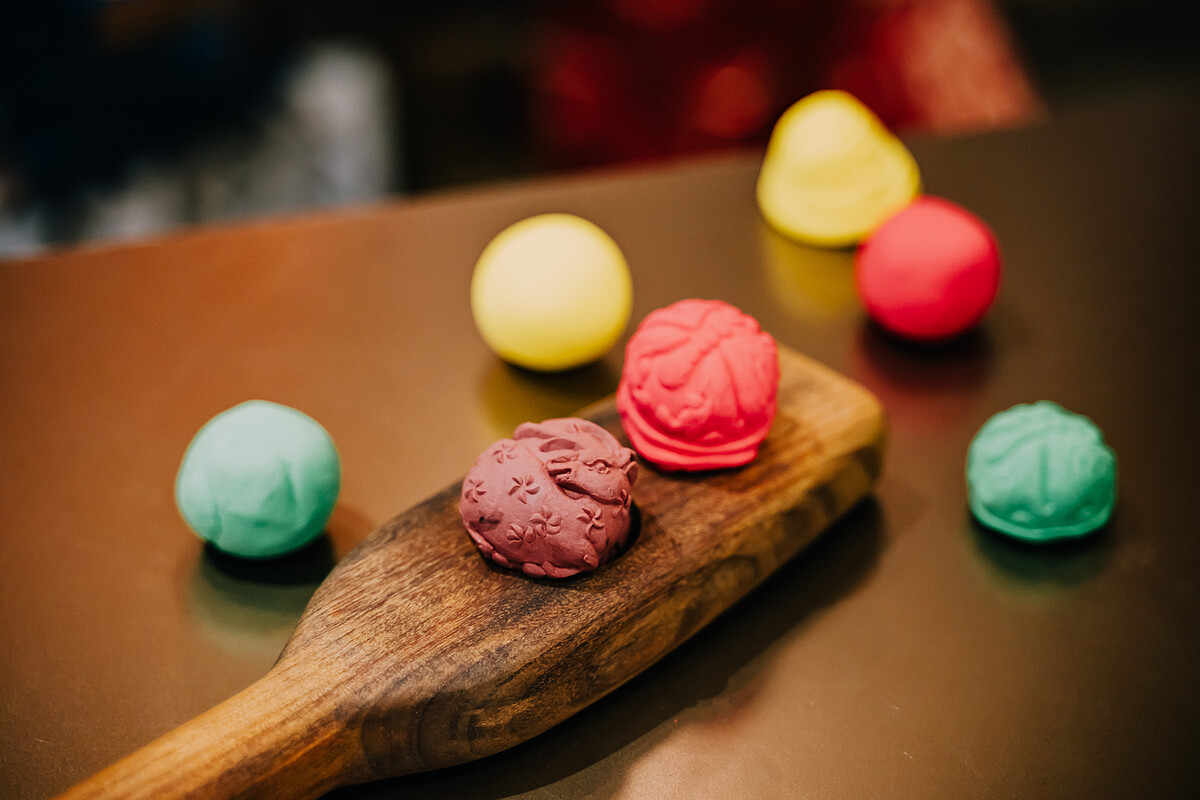 手敲象徵祝福的餅