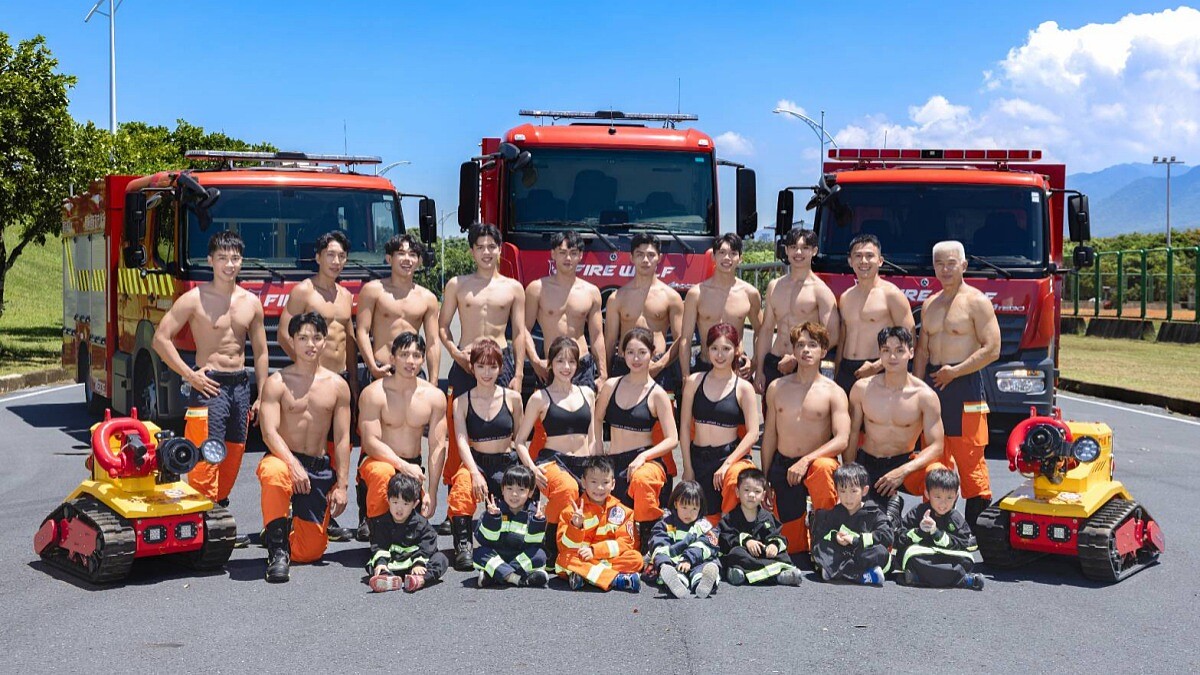 2026新北消防男神月曆登場！18位消防英雄搭配小小消防員萌翻天，哪個月份讓你想天天翻？
