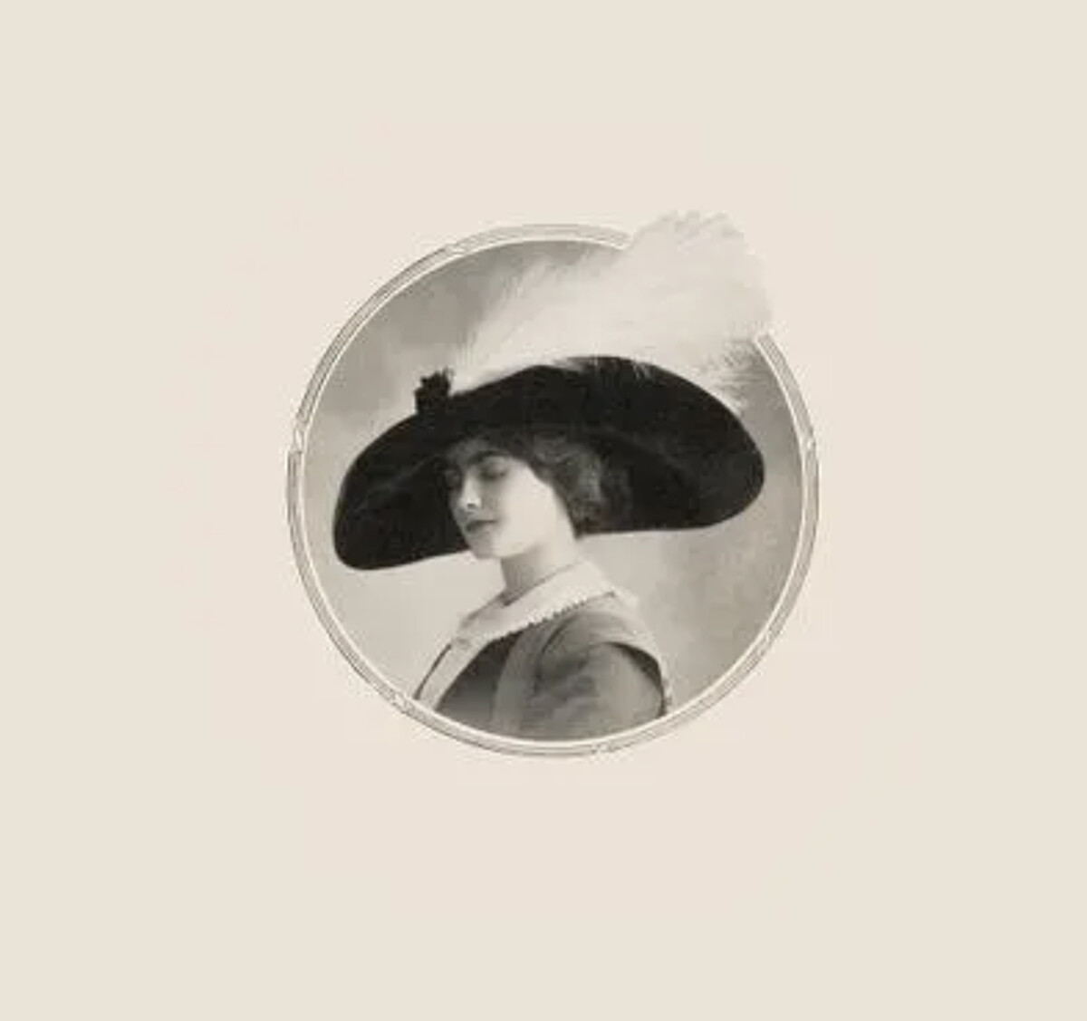 被稱為Coco的香奈兒女士在巴黎康朋街21號開設了名為「Chanel Modes」的帽子精品店,他所設計的帽子受到當時最著名的法國女演員青睞,也為他建立起知名度與聲譽。