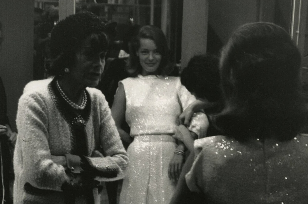 香奈兒女士曾經受邀前往好萊塢電影工業發展,因為當年美國製片人塞繆爾.戈德溫(Samuel Goldwyn)想藉由他的時尚地位為演員製作服裝,藉以吸引更多美國女性觀眾。