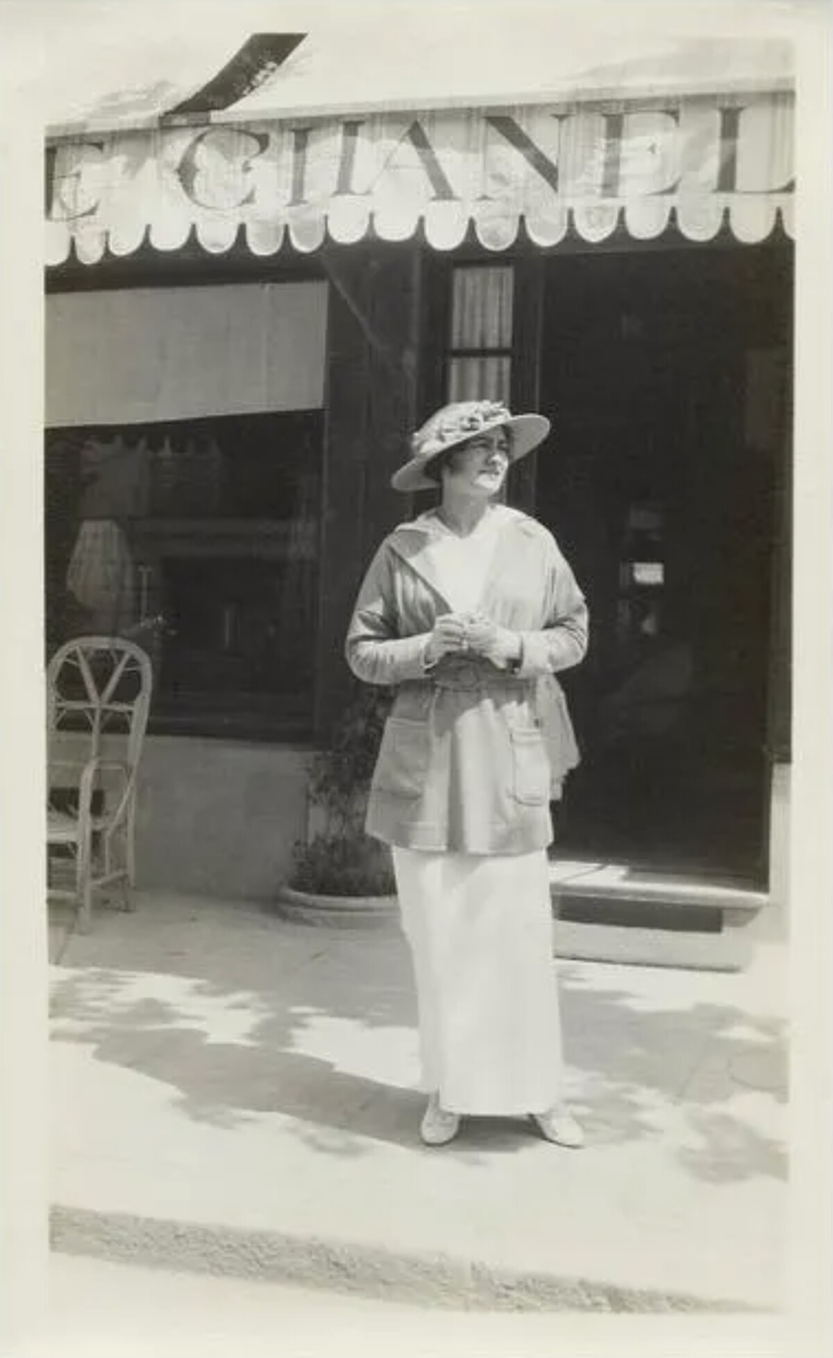 嘉柏麗‧香奈兒在他位於杜維埃的精品店前,攝於1913年。