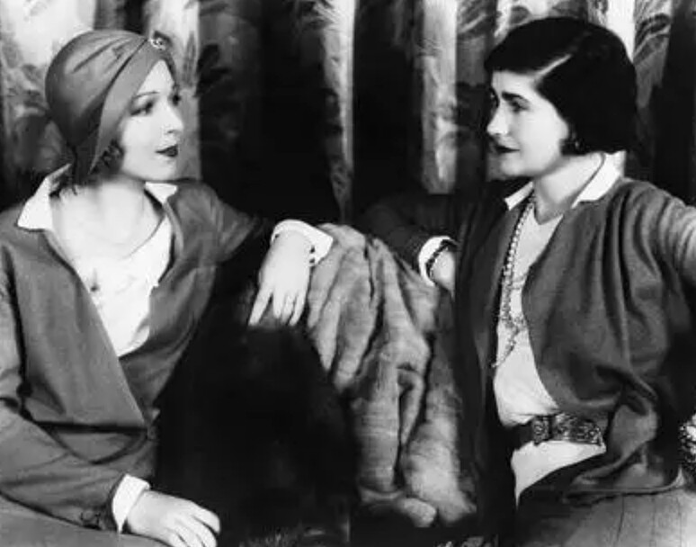 女演員艾娜‧克雷爾(Ina Claire)和香奈兒女士,1931年攝於好萊塢。