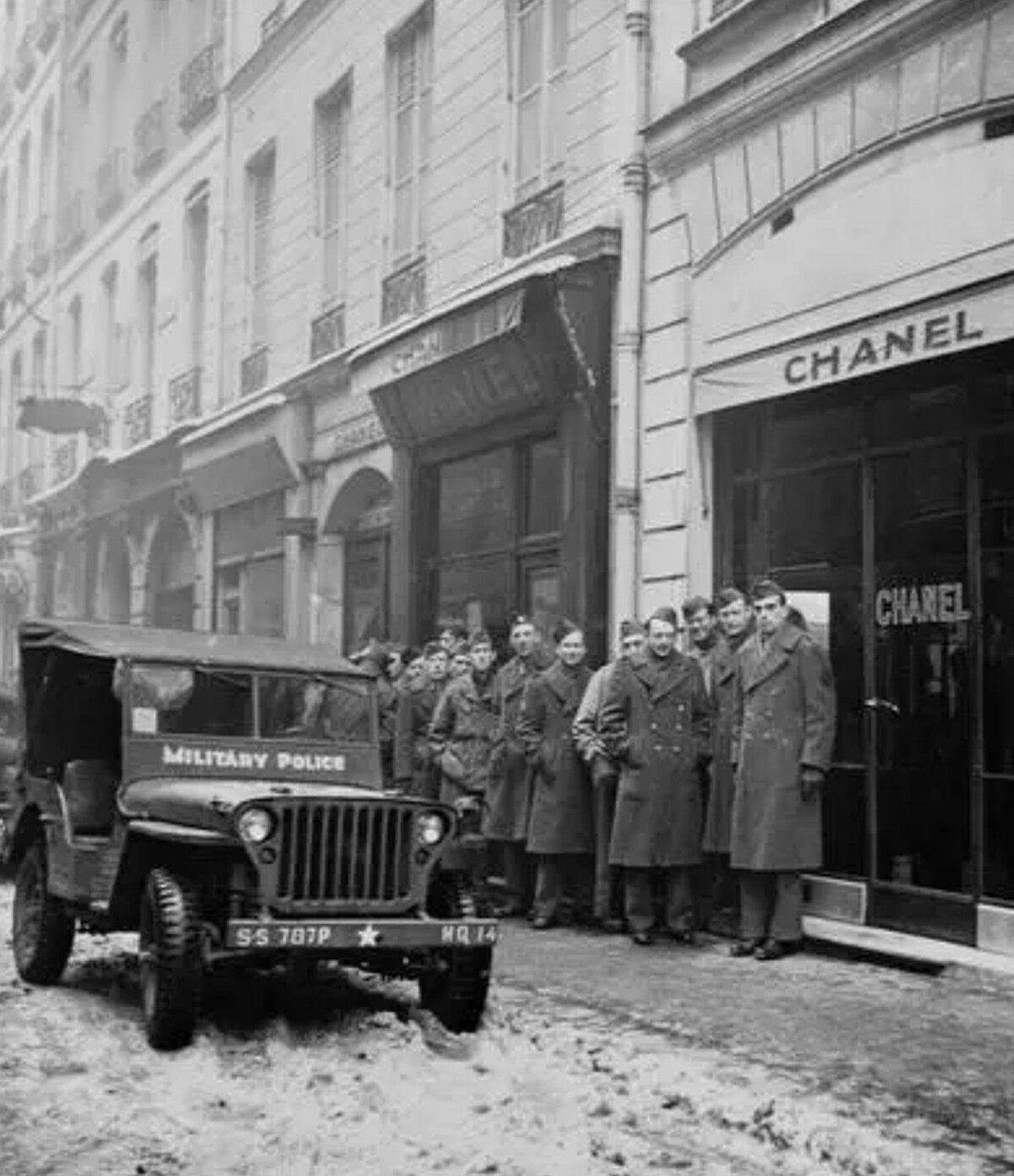 在康朋街31號精品店門前排隊購買香奈兒 N°5 香水的美國士兵,攝於1945年。